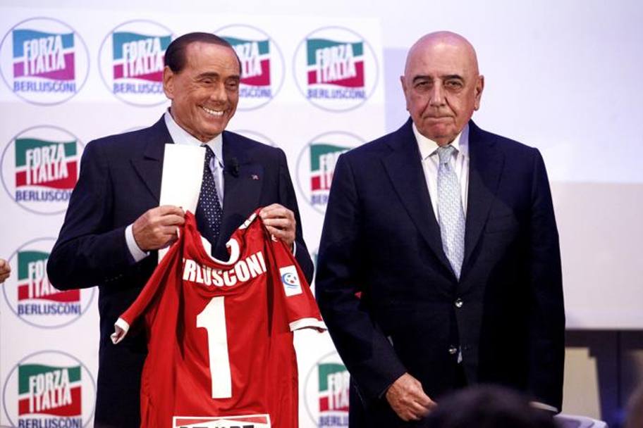 Silvio Berlusconi sorride sfoggiando la divisa del Monza in compagnia di Adriano Galliani. LaPresse